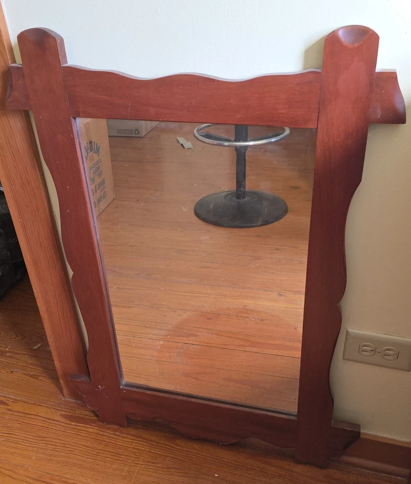 Cómoda vintage de madera maciza con 3 cajones con espejo acabado cerezo mediados de siglo Foto 2 de 3