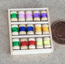 Puppenhaus gemischte Baumwollrollen in quadratischer Box Maßstab 1:12 Miniatur D378 tumdee