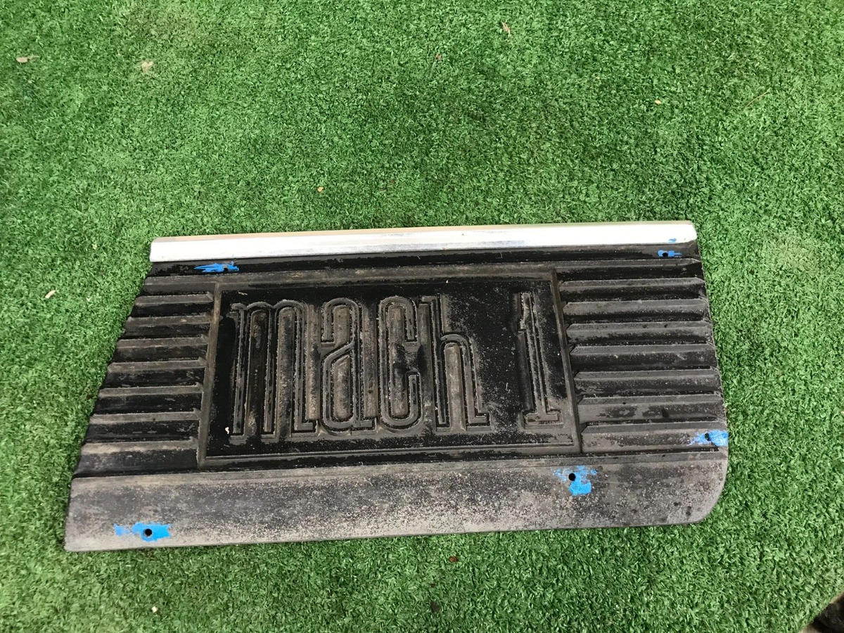 1970 Mustang Mach 1 RIGHT Front Fender Molding Lower Body Trim 428