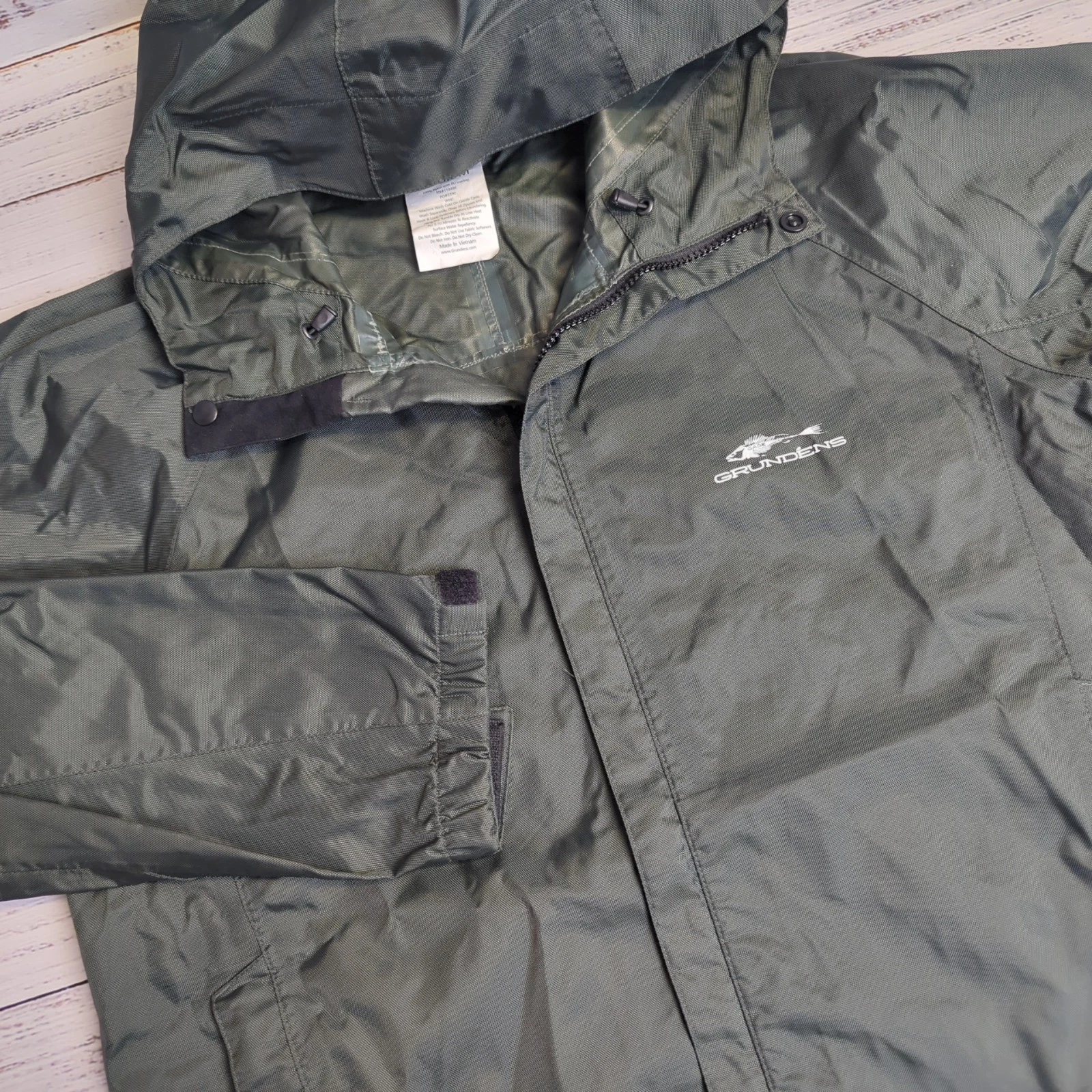 GRUNDENS Rain Jacket Green Men's Size Medium Commercial Grade Shell Logo EUC
Opens in a new window o