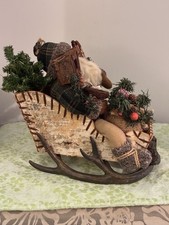 Wald Weihnachtsmann in einem Birken- und Geweihschlitten 12” mal 11”