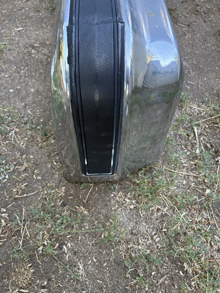 Parachoques delantero cromado de un Buick Lesabre 1978 desgaste normal Foto 3 de 4