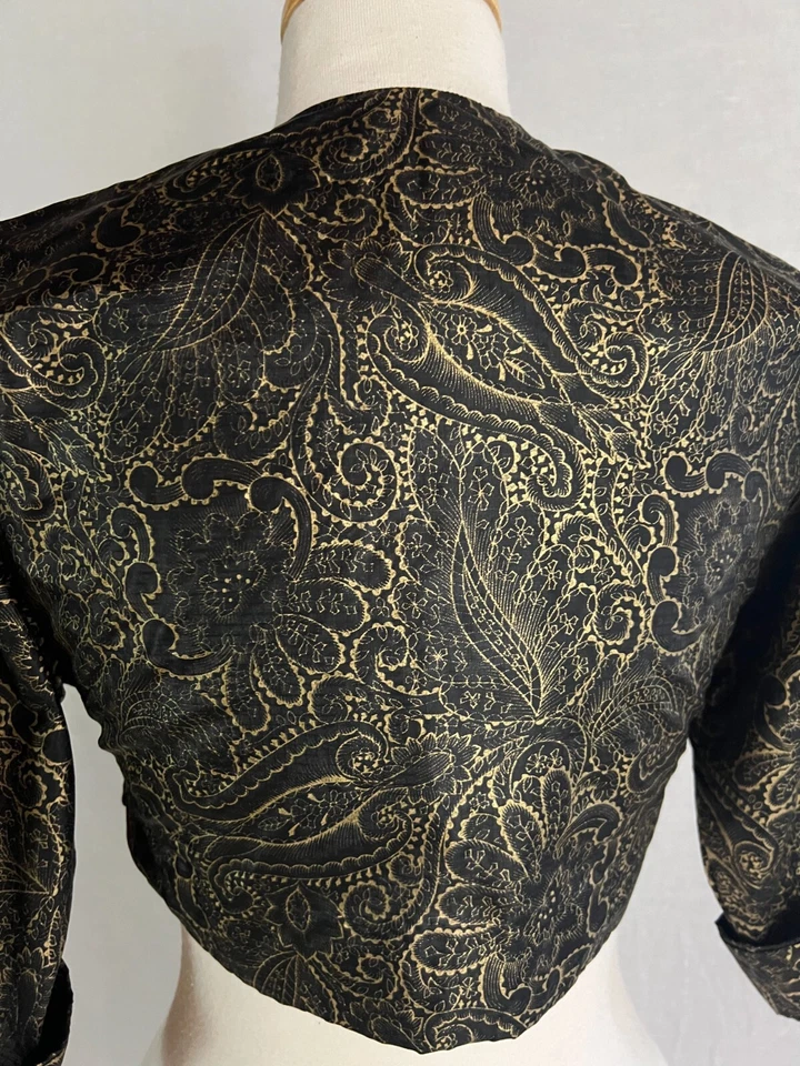 Chaqueta Bolero De Colección Años 60 Ligera Negra Brillante Dorado Cachemira Geométrica Pequeña S Foto 3 de 4