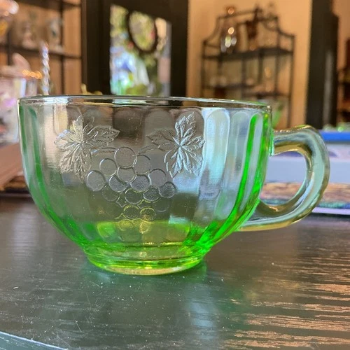 VINTAGE ANTIQUE HAZEL ATLAS "FRUITS" URANIUM DEPRESSION GLASS CUP