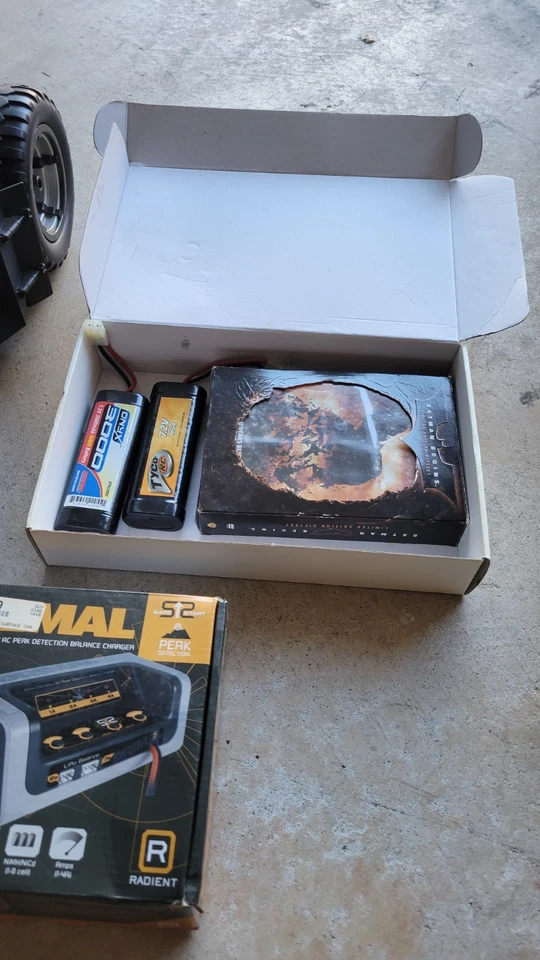 2005 TYCO BATMAN BEGINS R/C RADIO-CONTROLLED BATMOBILE TUMBLER 1:6 w/REMOTE - Image 3 of 4