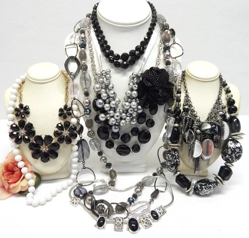 VINTAGE TO NOW FASHION COSTUME JEWELRY NECKLACE LOT ASSORTED TYPES & MATERIALS