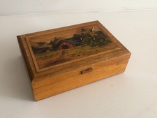 Boite en bois   décor de maison campagne avec boite à musique  vintage