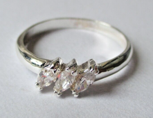 Bague Anneau Argentée Taille 54 Sertie De 3 Cristaux Type Diamant - Occasion état Neuf (ancien Stock)