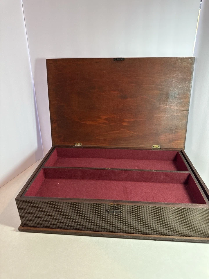 Caja de almacenamiento de madera decorativa con acento de malla metálica interior de fieltro rojo Foto 2 de 4