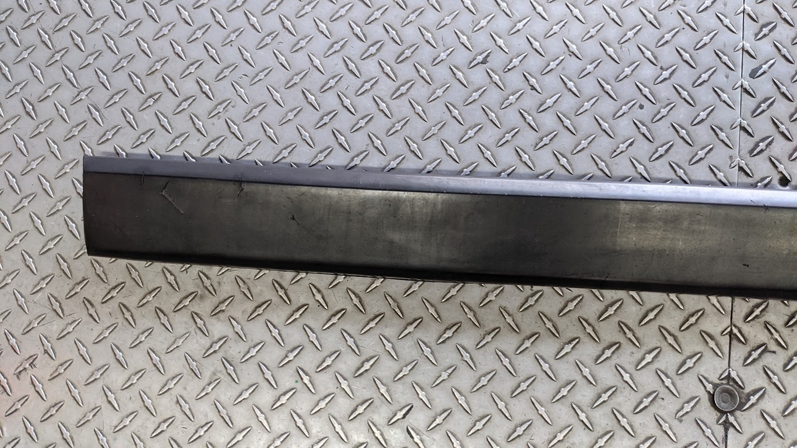 65 - 80 ROLLS ROYCE SILVER SHADOW REAR BUMPER rubber center IMPACT TRIP UR19953