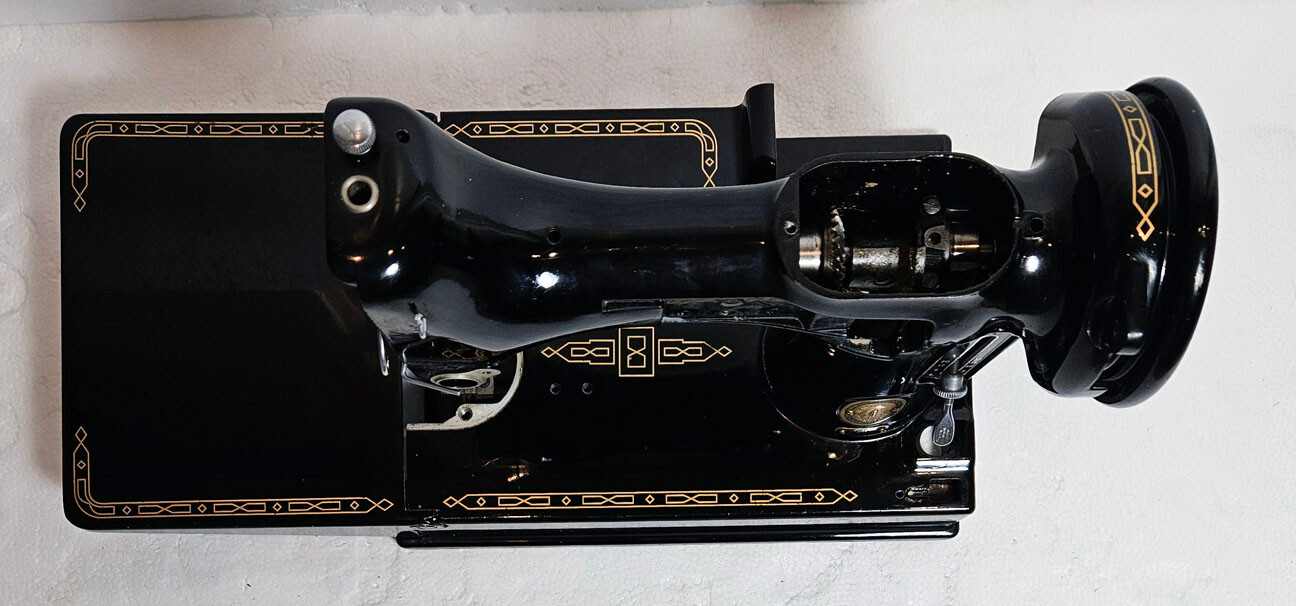 1957 SINGER FEATHERWEIGHT 221 SEWING MACHINE PARTS FRAME HULL PARTS