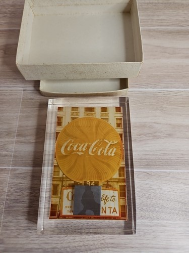 Vintage Coca-Cola Margaret Mitchell Schild in Plexiglas mit Box Größe 5" x 3,75" x 1"