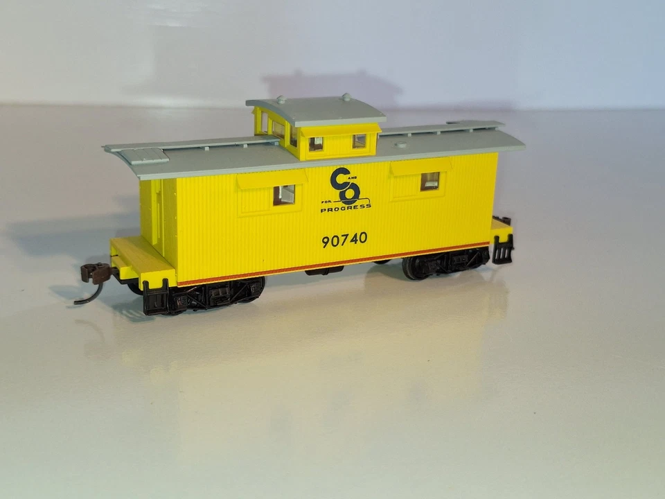 Walthers 932-7523 C & O yellow Wood Caboose. Excellent cond. HO scale. Boxed - Image 4 of 4