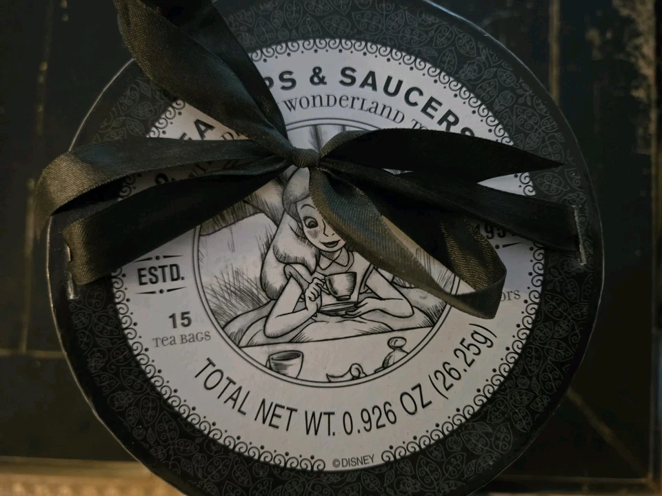 Juego de tazas de té Alicia en el país de las maravillas negras sin cumpleaños parques de Disney Foto 2 de 4