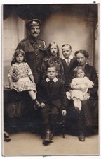 WW1 RPPC Postkarte britischer Soldat Familie Portrait Royal Artillery Schlüsselband Armee