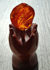 duża BURSZTYNOWA PALANGA z drewnianą podstawą