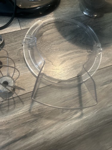 KitchenAid Artisan Series 5 Quart Tilt-Head Stand Mixer plus Accessories - 第 4/14 張圖片