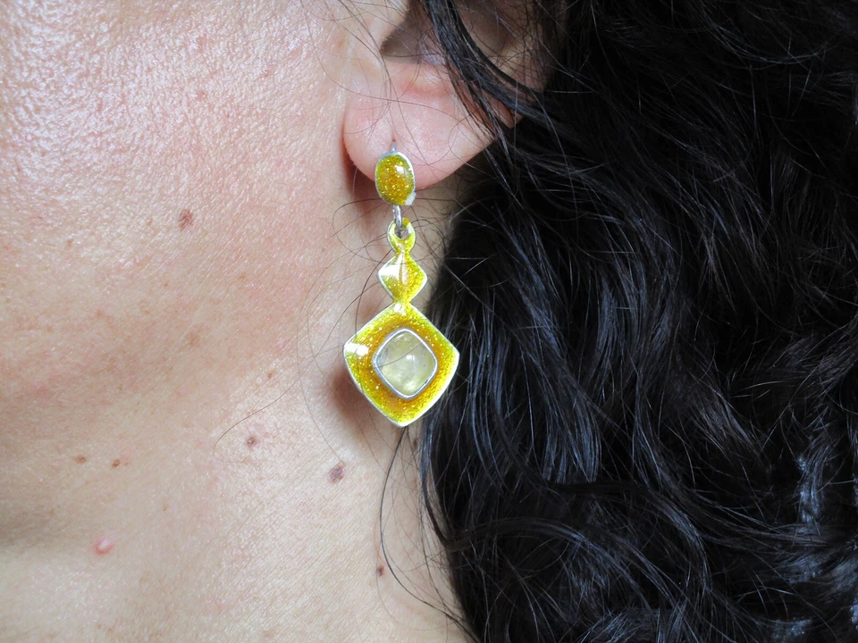 Orecchini in Argento 925 con Quarzo Rutilato e Smaltatura dorata con glitter - Immagine 2 di 4