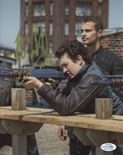 Miles Teller Divergent Autographed Signed 8x10 Photo ACOA