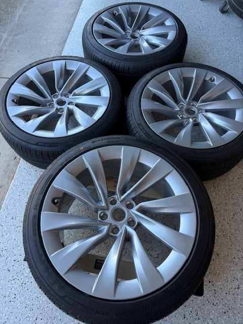 4X 20” 2025 Tesla Model Y Premium Helix 2.0 wheels and tires New