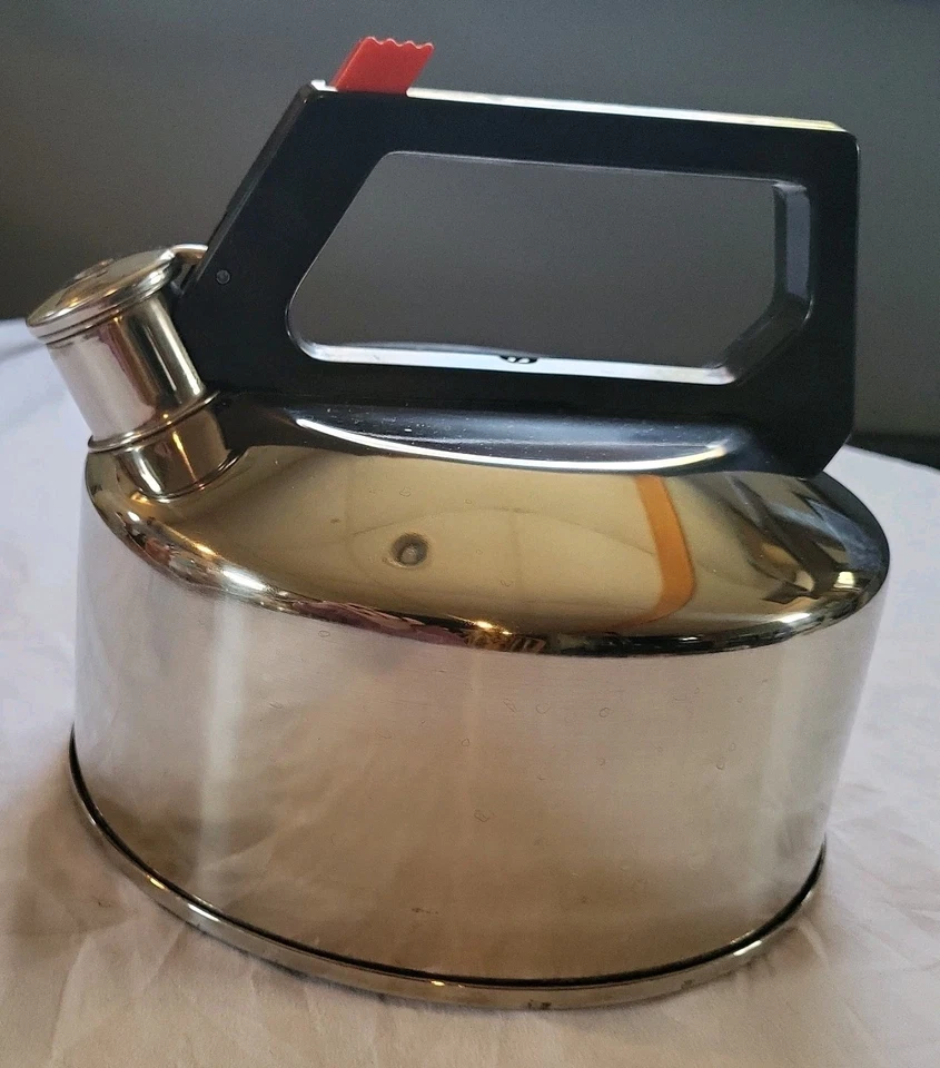 Tetera silbante de acero inoxidable Farberware. Estufa de 2,3 cuartos de galón de capacidad Foto 3 de 4