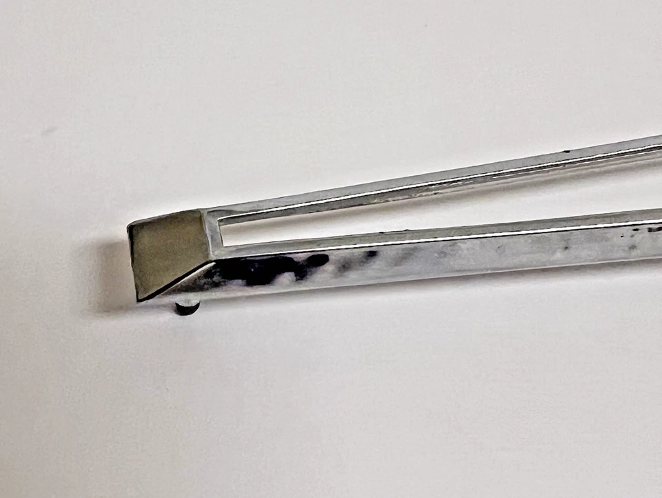 1960-1964/1965 Chrysler 300 emblema moldura acabamento cromado P/N 2445004, fabricante de equipamento original MOPAR - Imagem 2 de 4