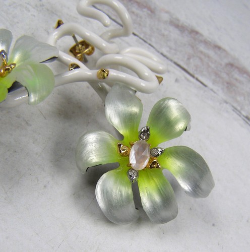Pendientes escaladores Alexis Bittar flor de lirio oreja esmalte lucite blanco hundido - Imagen 6 de 6