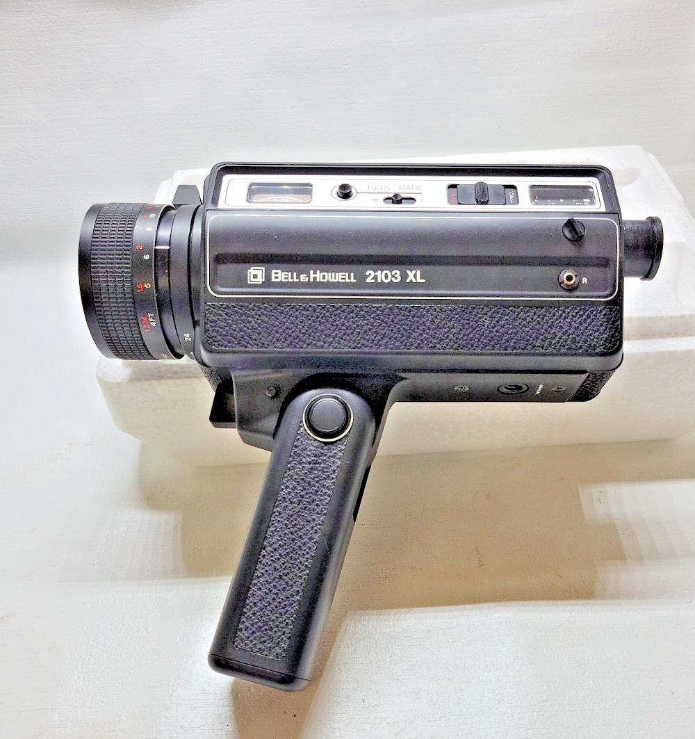 BELL & HOWELLL 2103 XL SUPER 8 MOVIE CAMERA, ORIGINAL BOX, FOCUS