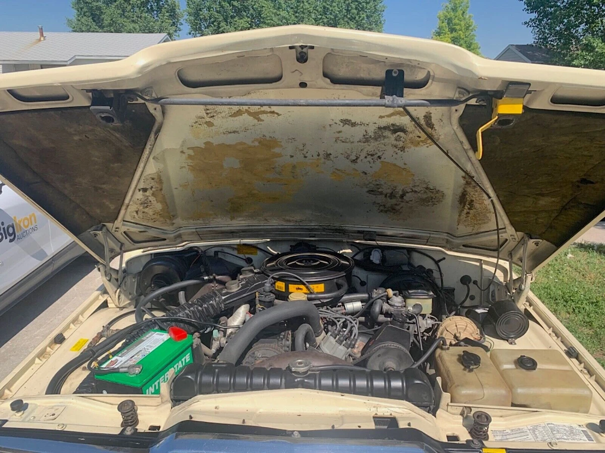 1986 Jeep Wagoneer 360-cubic-inch V-8 engine
