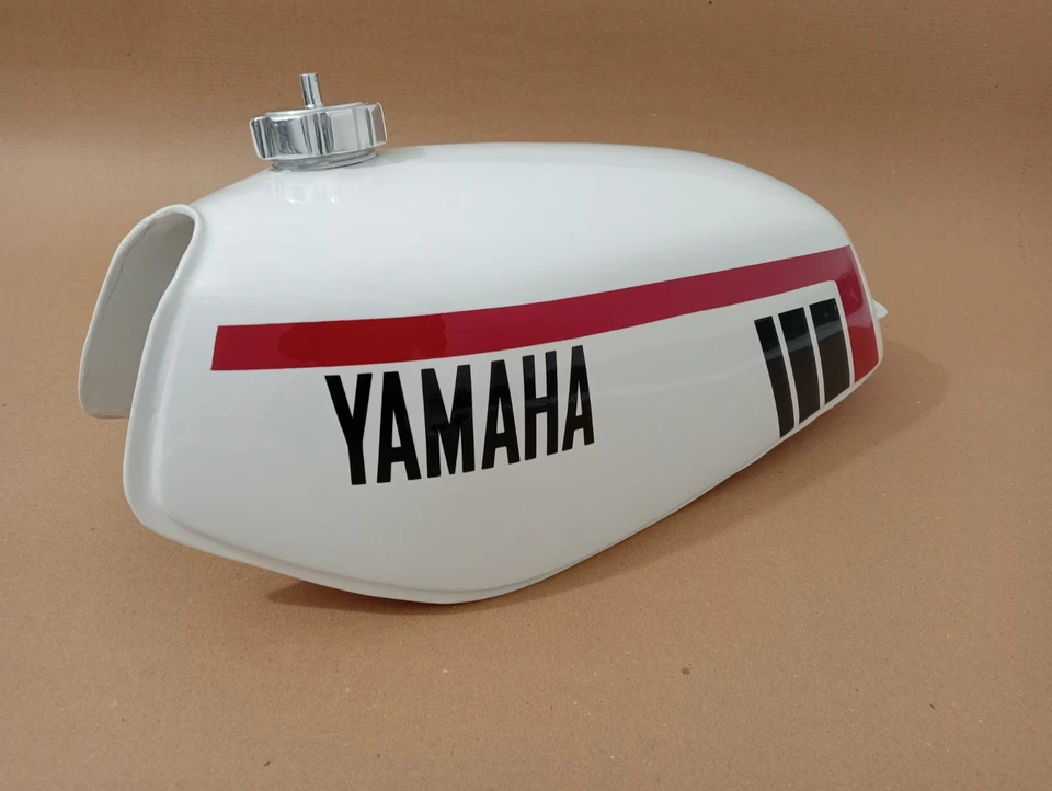Yamaha DT175 DT 175 1977-78 Acero Pintado Blanco Combustible Gasolina Tanque Con Tapa Foto 4 de 4