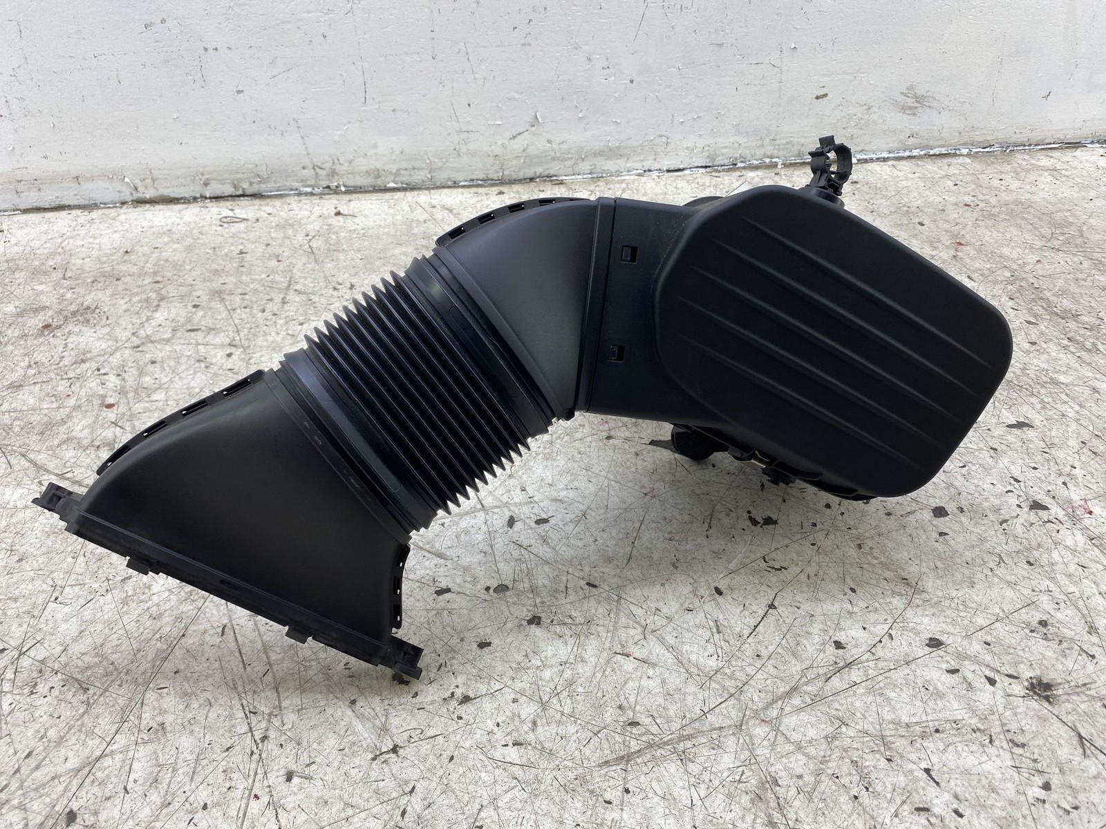 2016-2023 MASERATI LEVANTE OEM FRONT LEFT AIR FILTER BOX 670038727