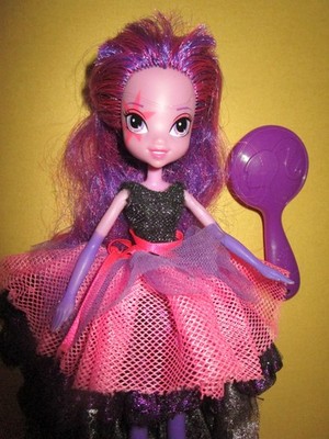B-539) HASBRO DOLL 2013 MIT VIOLETTEN HAAREN ORIGINAL-KLEIDUNG+SCHUHE NUR 24CM