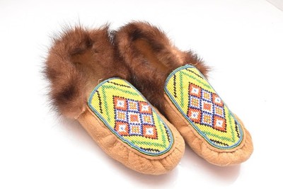 VINTAGE CREE INDIAN GEOMETRICAL BEADED MOCCASINS NATIVE AMERICAN 11''