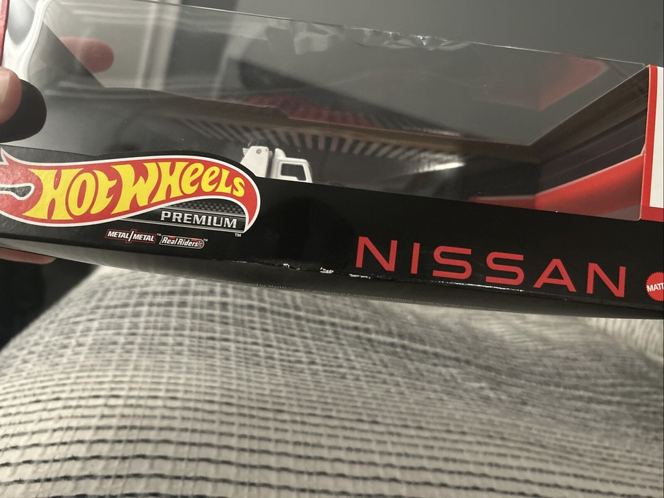 Hot Wheels Premium Collector Set Assorted Nissan (GMH39986P) Minor