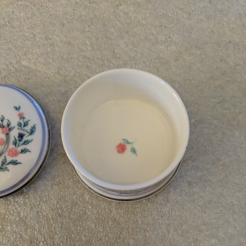 Trinket Box Celebrating The Centenary of The Royal Collection of England w/pouch - Picture 2 of 8