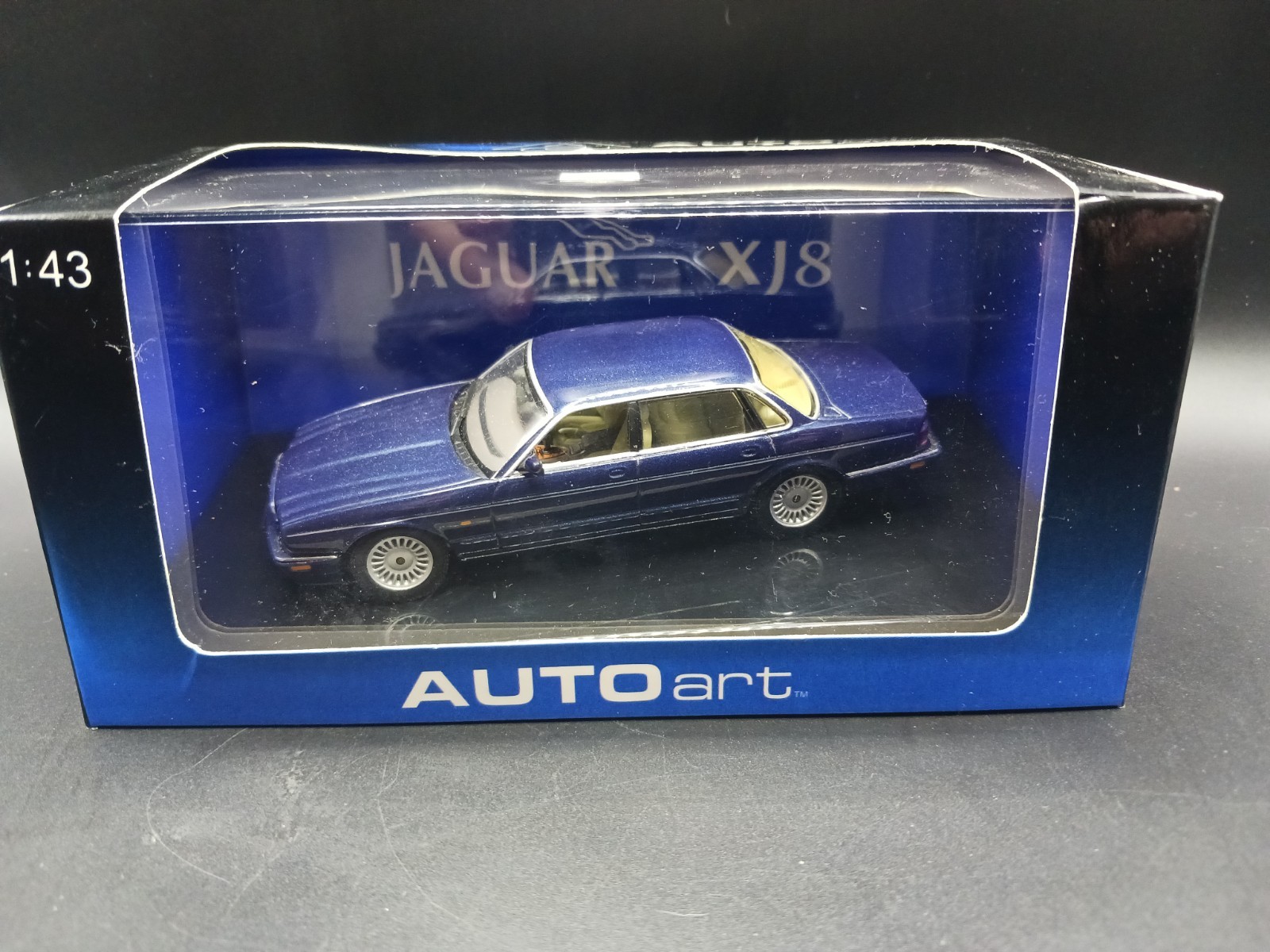 Autoart 1:43 Jaguar XJ8 Blue 53571