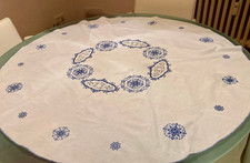 Wunderschöne alte Tischdecke rund 130 cm  handgestickt auf Leinen und Spitze