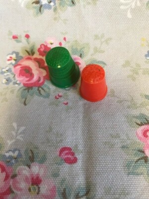 Vintage rote und grüne Kunststoff Fingerhüte