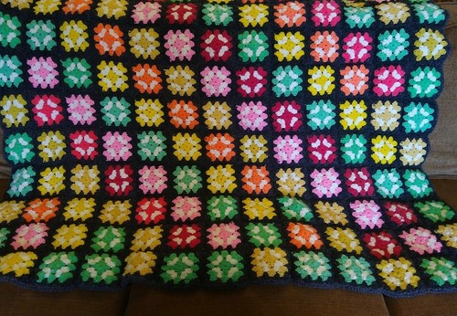 Vintage Roseanne Granny Square Afghan Blanket approx 48 x 58 - Picture 9 of 10