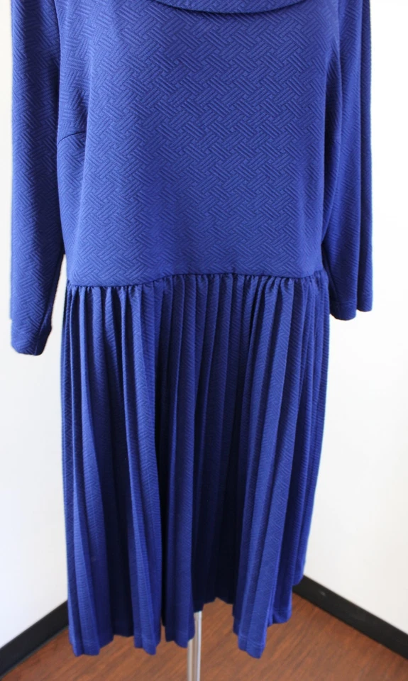Modcloth Blue Geometric Embossed Peter Pan Collar Pleated Dress Size 2X 2XL - Image 3 of 4
