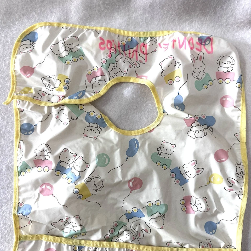 Babero de vinilo a presión Gerber vintage para niños pequeños conejo de bolsillo Foto 3 de 4
