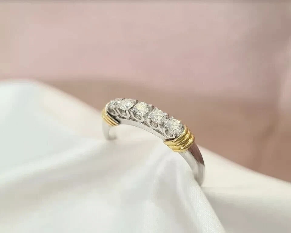 Anillo de boda de diamantes naturales de corte redondo de 0,50 quilates enchapado en oro de dos tonos de 14 K Foto 3 de 4