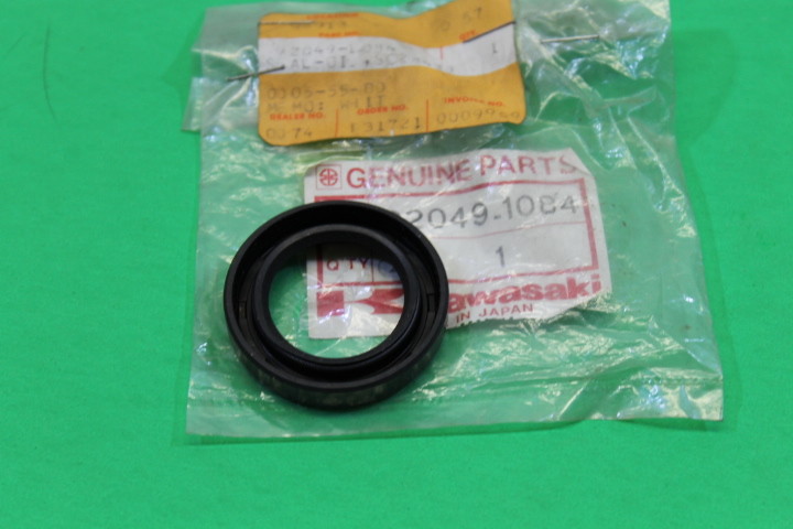ぬ商品 NOS Kawasaki 1982-1997 KZ ZL ZN LTD Oil Seal 92049-1084 | eBay