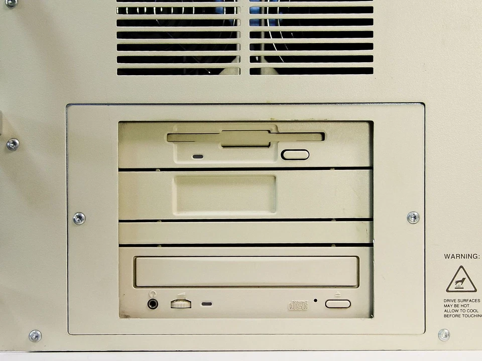 Compaq 2000 Proliant Server Series 3130 - No Hard Drives - As is / For Parts - Image 4 of 4