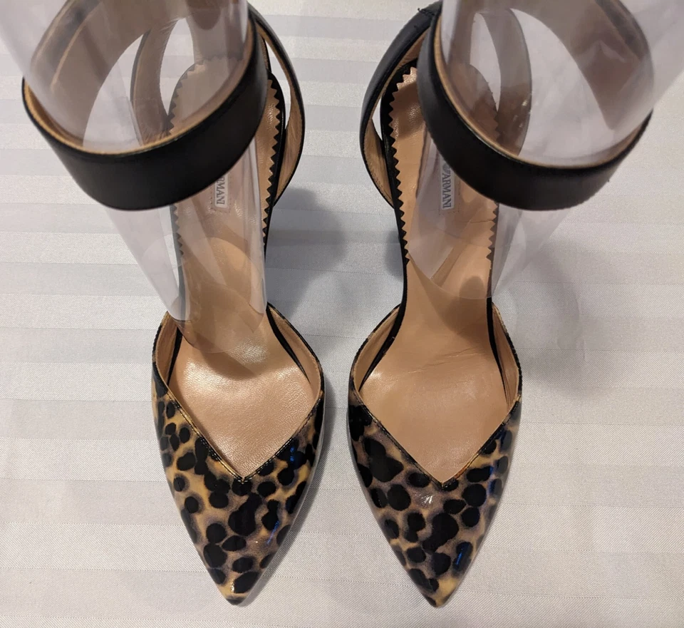 Tacones Emporio Armani charol estampado de leopardo con correa para el tobillo Foto 4 de 4