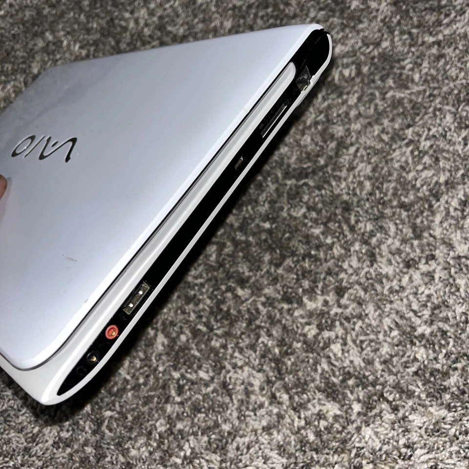 Sony vaio sve11125cxw Laptop AMD E2-1800 1.7ghz 8GB Ram 750GB HDD No Batt/charge - Image 4 of 4