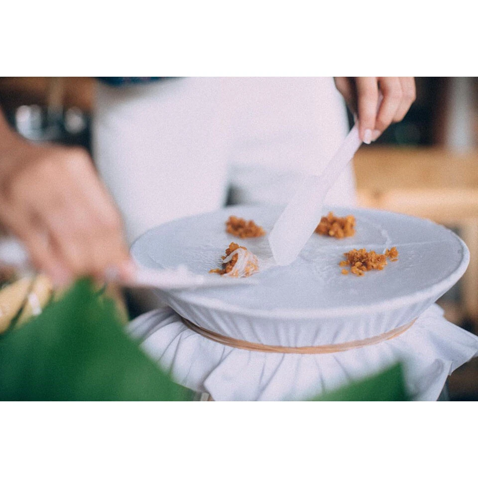 Olla de cocción al vapor y cubierta piel de arroz al vapor albóndigas tailandesas Kao Grieb Pak Mor Foto 4 de 4
