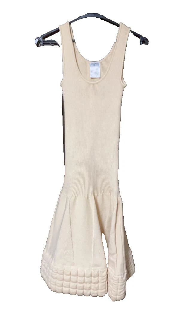 Abito svasato senza maniche CHANEL Coco Mark tinta unita beige taglia 38 donna