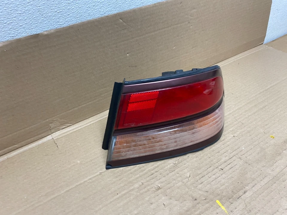 Luz trasera lateral del pasajero derecho Infiniti I30 1996 a 1997 O2472 Foto 3 de 4