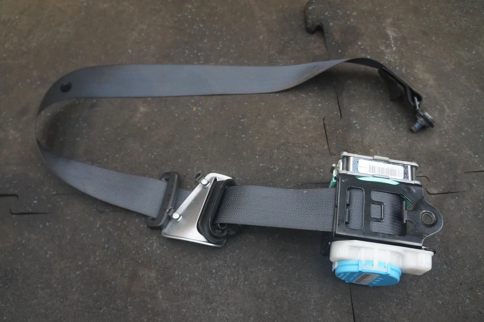 Retractor de cinturón de seguridad delantero derecho AD43-611B68-AFW OEM Aston Martin Rapide S 2014 Foto 2 de 3